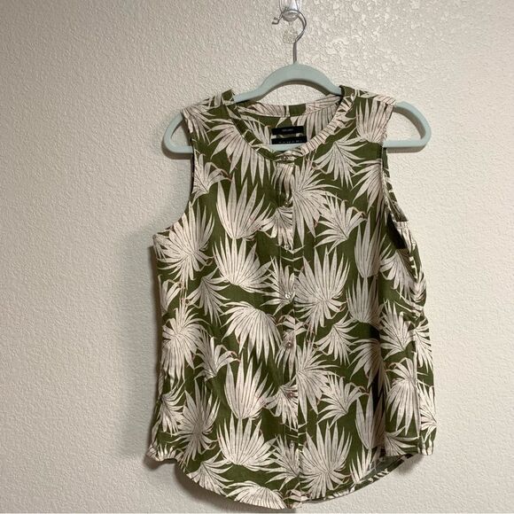 Tahari Tops - Tahari Tropical Print Button Down